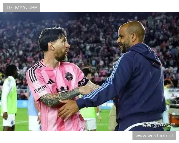 顶流梅西赛后引毛塔球员求合影 顶流梅西赛后引毛塔球员求合影